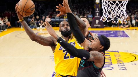 Los Angeles Lakers forward LeBron James, left, shoots as Washington Wizards forward Kyle Kuzma, center, and forward Richaun Holmes defend during the second half of an NBA basketball game Thursday, Feb. 29, 2024, in Los Angeles. (AP Photo/Mark J. Terrill)