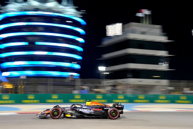 Sergio "Checo" Pérez durante un momento de la clasificación para el Gran Premio de Bahréin, primero de la temporada 2024 de la F1, que se correrá en el Circuito Internacional de Bahréin.