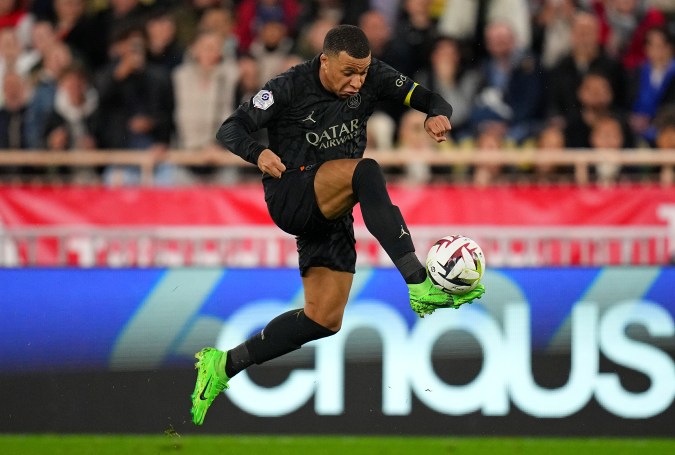 El astro francés Kylian Mbappé es el actual máximo goleador del campeonato francés esta temporada con un total de 21 goles, casi más del doble que su más cercano perseguidor en la clasificación de artilleros.