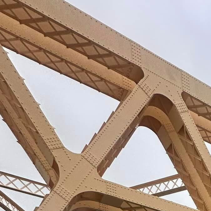 VIDEO: El arriesgado rescate del conductor de un camión que quedó colgando del puente de Louisville