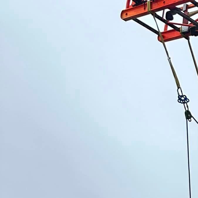 VIDEO: El arriesgado rescate del conductor de un camión que quedó colgando del puente de Louisville