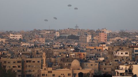 La ayuda humanitaria fue lanzada sobre la ciudad de Gaza por Estados Unidos.