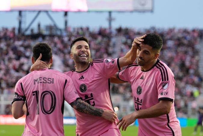 El español Jordi Alba y el uruguayo Luis Suárez celebran junto a Lionel Messi uno de los goles del Inter Miami ante el Orlando City en un partido de la temporada 2024 de la MLS.