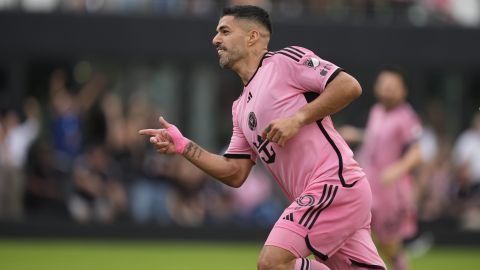 Luis Suárez celebra uno de sus goles en el juego contra Orlando City.