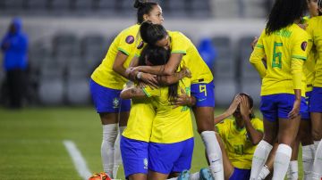 Jugadoras de Brasil celebran su triunfo sobre Argentina en la Copa Oro W.