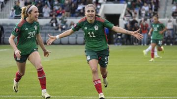 Lizbeth Ovalle celebra el gol que le dio a México el pase a la semifinal.