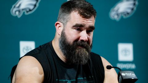 Jason Kelce se vio afectado durante la conferencia de prensa en la que anunció su r retiro de la NLF después de 13 temporadas.