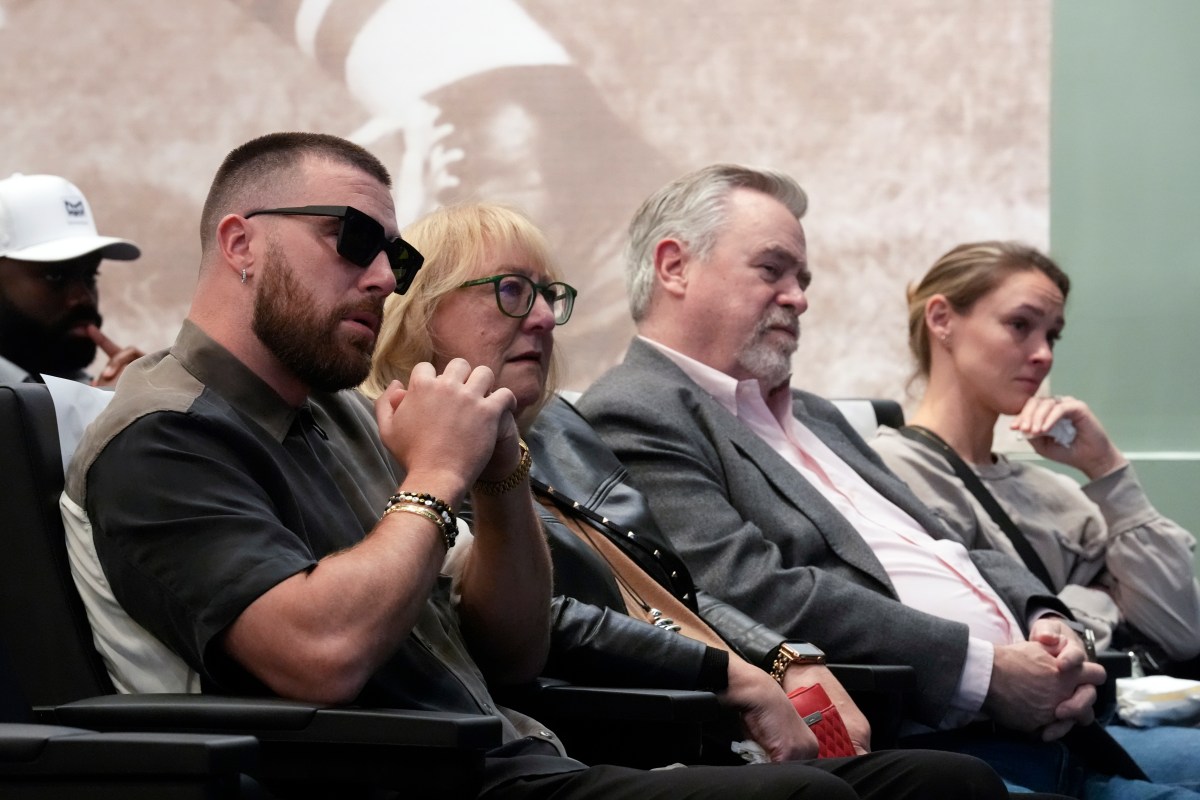 Travis Kelce, junto a su madre Donna Kelce, su padre Ed Kelce y la esposa de Jason, Kylie McDevitt durante la conferencia de prensa del retiro de Jason.