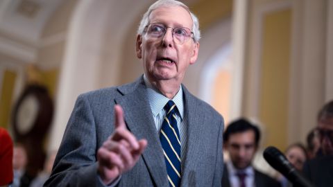 Tras años de críticas, el líder republicano en el Senado, Mitch McConnell, anuncia respaldo a Trump