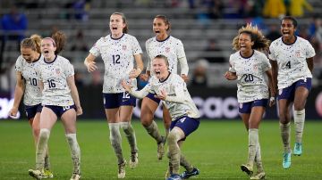 Players for the United States celebrate during the penalty shootout in a CONCACAF Gold Cup women's soccer tournament semifinal match against Canada, Wednesday, March 6, 2024, in San Diego. (AP Photo/Gregory Bull)