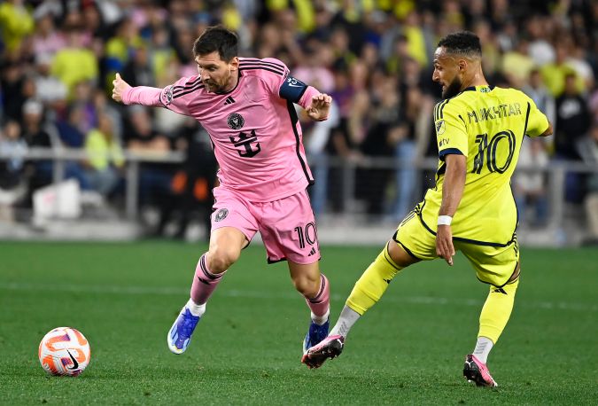 El astro argentino Lionel Messi se escapa de la marca del mediocampista del Nashville, Hany Mukhtar durante el encuentro de ida de los octavos de final de la Concachampions.