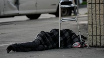 Voto en California aprueba propuesta que exige a condados gasto para abordar crisis de personas sin hogar