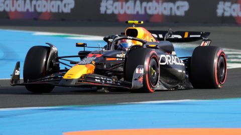 El mexicano Sergio "Checo" Pérez alcanzó una velocidad de 320 kilómetros por hora durante un momento de la sesión de este viernes en Arabia Saudita.