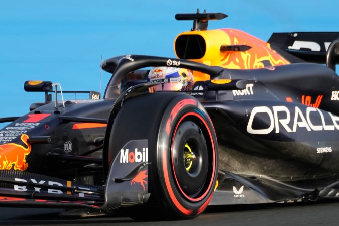 El neerlandés Max Verstappen salió a la pista después de su compañero de equipo, Sergio "Checo" Pérez para dar una nueva demostración de su dominio al mando del RB20.