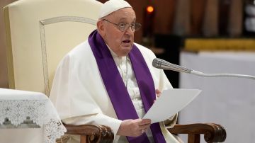 Papa Francisco sugiere Ucrania buscar conversaciones de paz con Rusia; Kiev responde que no se rendirá