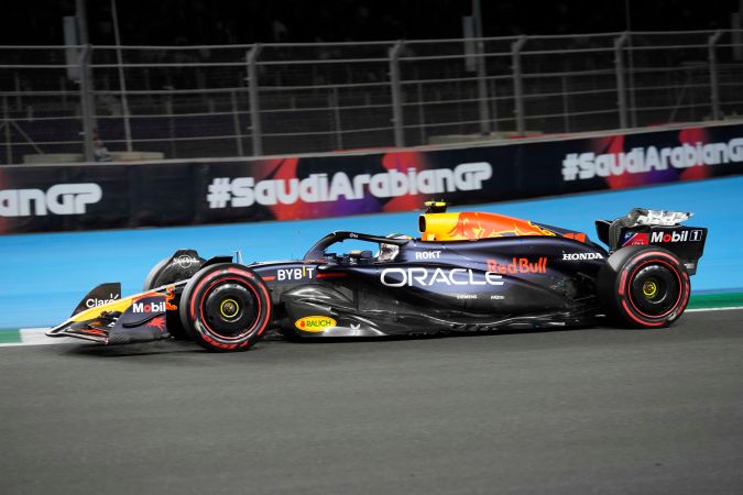 El mexicano Sergio "Checo" Pérez durante un momento de la sesión de este viernes en el Circuito de Jeddah en el marco del Gran Premio de Arabia Saudita.