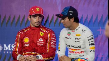 Sergio "Checo" Pérez conversando con Charles Leclerc después de la clasificación para el Gran Premio de Arabia Saudita.