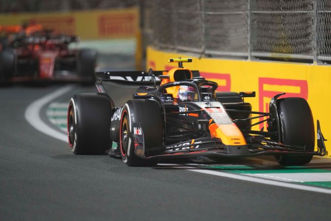 El piloto mexicano de Red Bull, Sergio "Checo" Pérez durante un momento del Gran Premio de Arabia Saudita que se disputó en el Circuito de Jeddah el pasado sábado.