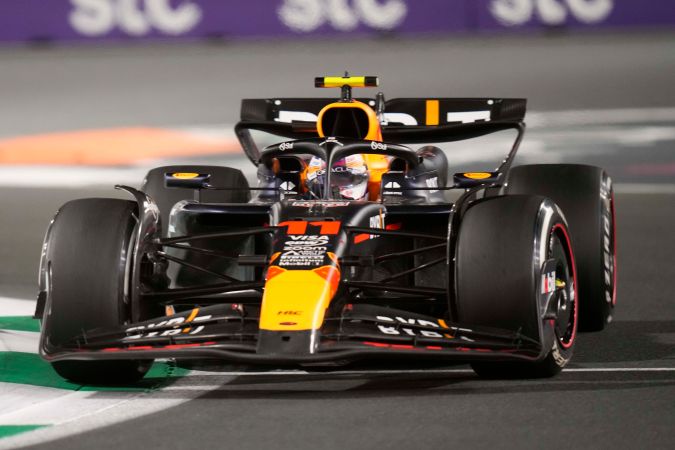 El mexicano de Red Bull, Sergio "Checo" Pérez además de una sanción de cinco segundos también recibió un punto en su licencia con lo que llegó a ocho en los últimos 12 meses.
