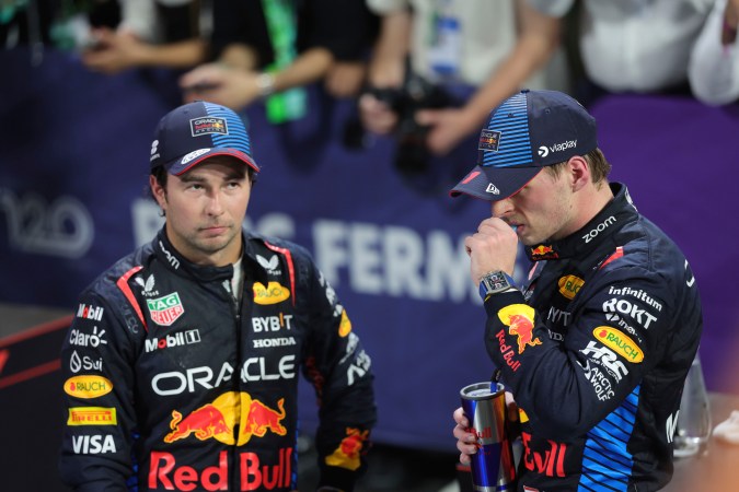 La dupla de pilotos de la escudería Red Bull, el mexicano Sergio "Checo" Pérez y el neerlandés Max Verstappen, durante los entrenamientos para el Gran Premio de Arabia Saudita.