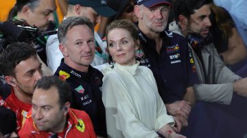 El director de la escudería Red Bull, Christian Horner, acompañado de su esposa la cantante británica, Geri Halliwell, durante el Gran Premio de Arabia Saudita.