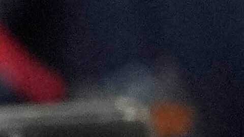 El neerlandés Max Verstappen saludando a Christian Horner, director de Red Bull, luego de su victoria el fin de semana en el Gran Premio de Arabia Saudita.