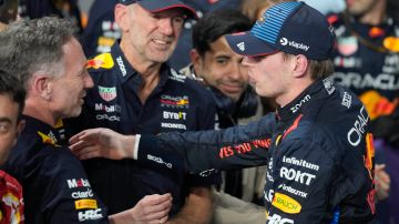 El neerlandés Max Verstappen saludando a Christian Horner, director de Red Bull, luego de su victoria el fin de semana en el Gran Premio de Arabia Saudita.