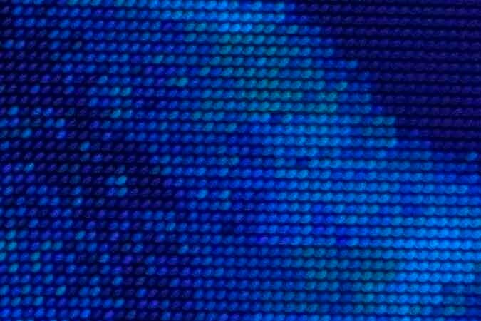 Sergio "Checo" Pérez posando junto a su compañero de equipo Max Verstappen y el piloto de Ferrari, Charles Leclerc.