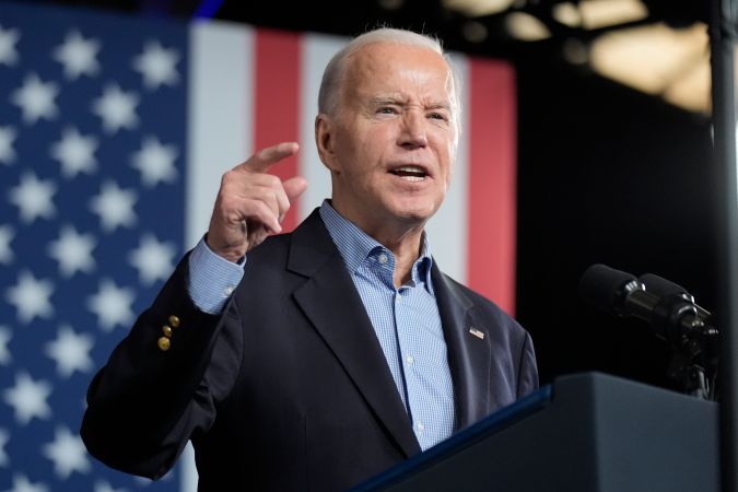 El presidente Joe Biden habla en un mitin de campaña el sábado 9 de marzo de 2024 en Pullman Yards en Atlanta.