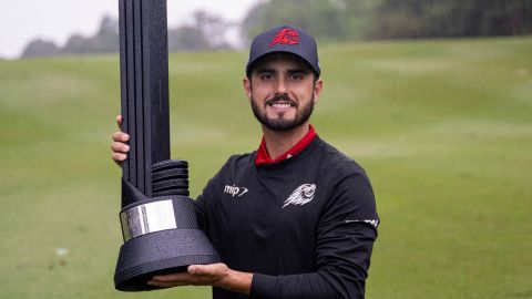 El mexicano Abraham Ancer posando con el trofeo que lo acredita como campeón del LIV Golf que se llevó a cabo en las instalaciones del Golf Club Fanling de Hong Kong este domingo.