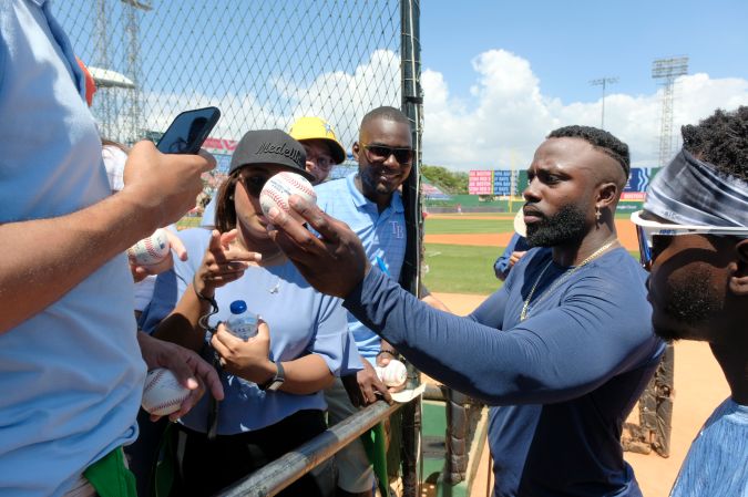 Randy Arozarena compartiendo con los aficionados dominicanos durante la serie de dos encuentros que disputó Tampa Bay ante Boston en el país caribeño.