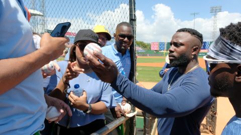 La estrella de los Tampa Bay Rays, Randy Arozarena, firmando autógrafos a los aficionados dominicanos durante el fin de semana en el estadio Quisqueya de Santo Domingo.