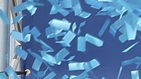 Pato O'Ward (i) celebra en el podio junto a Josef Newgarden (c) y Scott McLaughlin (d).