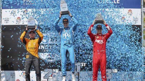 Pato O'Ward (i) celebra en el podio junto a Josef Newgarden (c) y Scott McLaughlin (d).