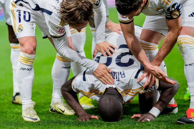 Los jugadores del Real Madrid celebrando con Antonio Rüdiger una anotación. El defensor alemán festejó haciendo una reverencia propia de la religión musulmana.