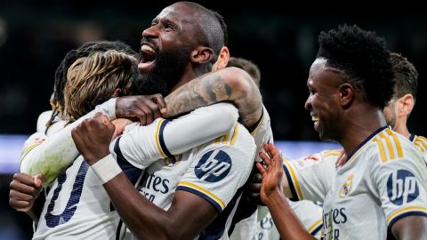 El alemán Antonio Rüdiger celebrando un gol con sus compañeros del Real Madrid en un encuentro del campeonato español.