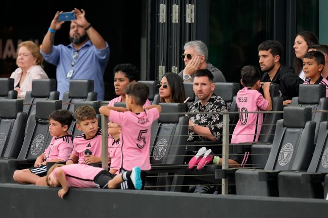 Lionel Messi acompañado de su familia durante el pasado encuentro del Inter Miami por el campeonato estadounidense ante el CF Montreal en el Chase Stadium.