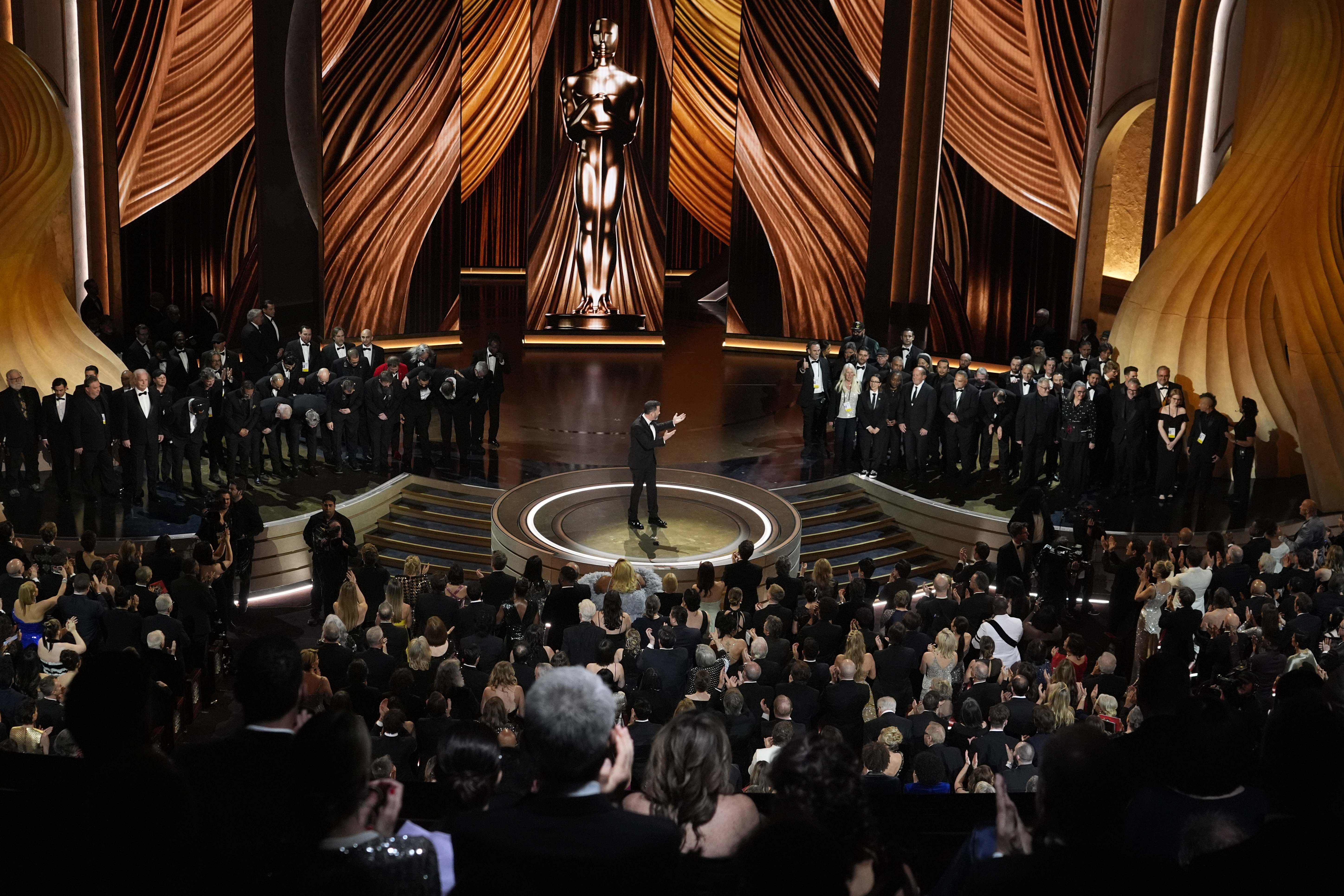 Los miembros del equipo de los Oscar salen para recibir un aplauso en agradecimiento por su apoyo durante la huelga durante los Oscar el domingo 10 de marzo de 2024 en el Dolby Theatre de Los Ángeles.