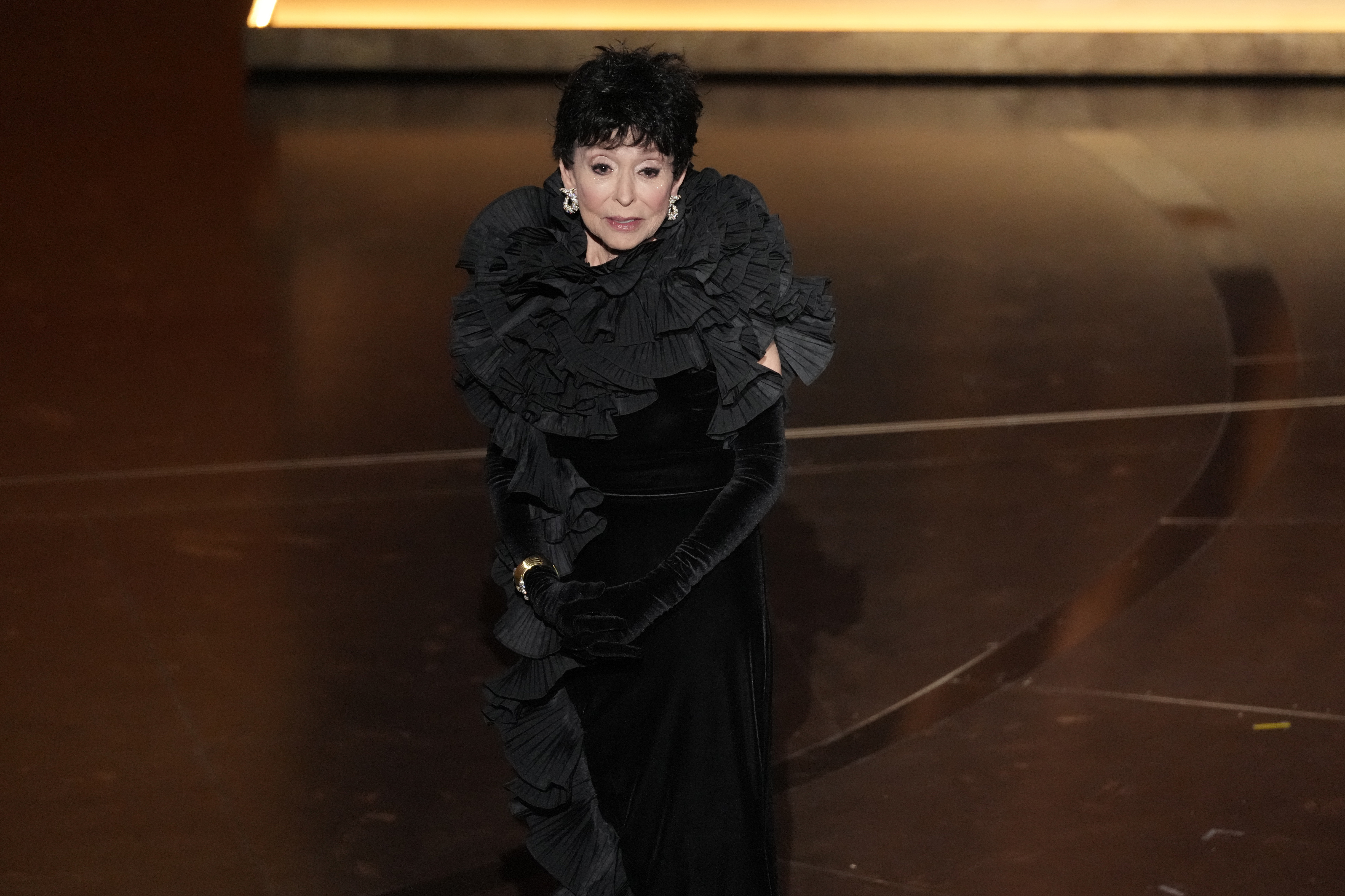 Rita Moreno entrega el premio a la mejor interpretación de una actriz en un papel secundario durante los Oscar 2024.