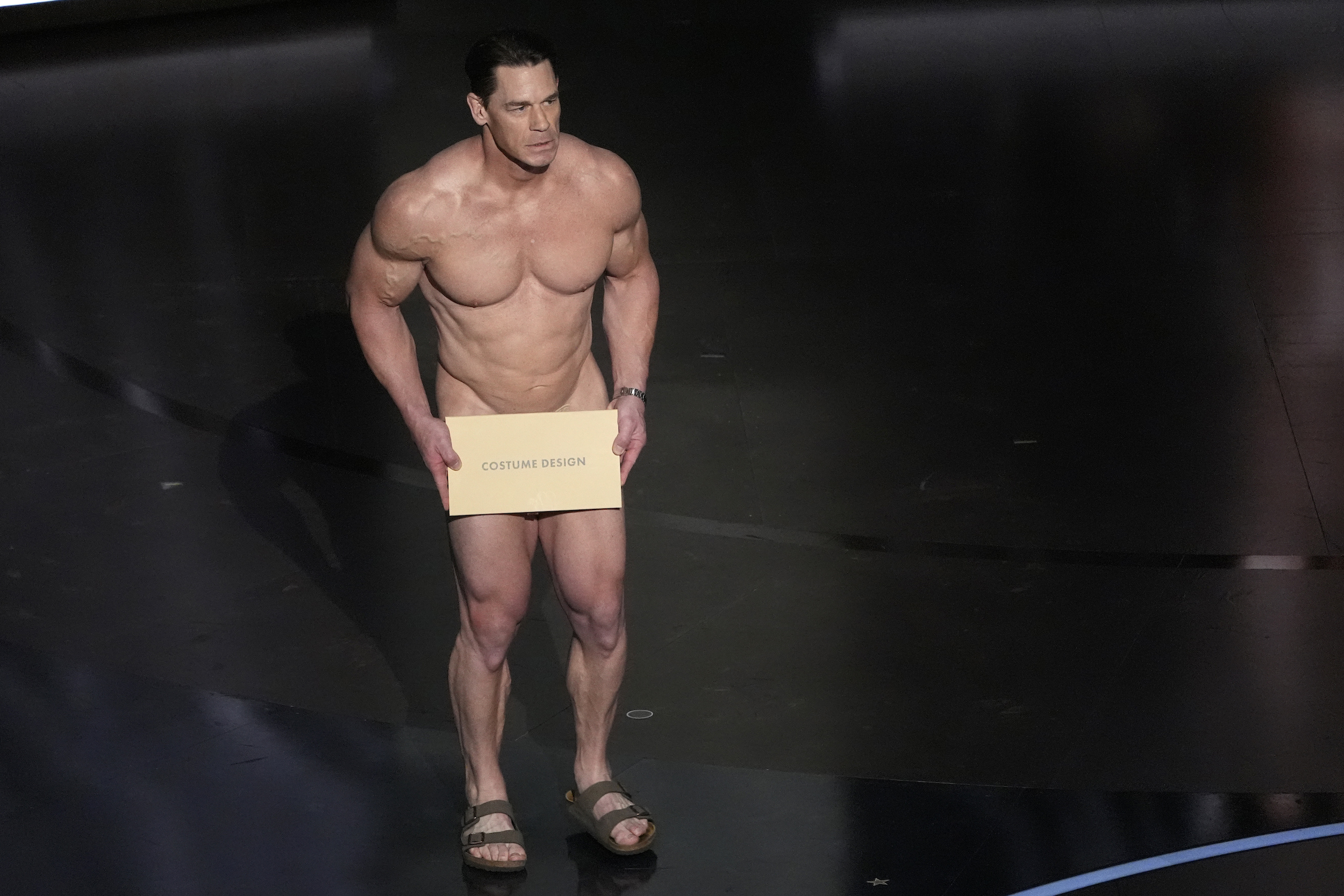 John Cena entrega el premio al mejor diseño de vestuario durante los Oscar