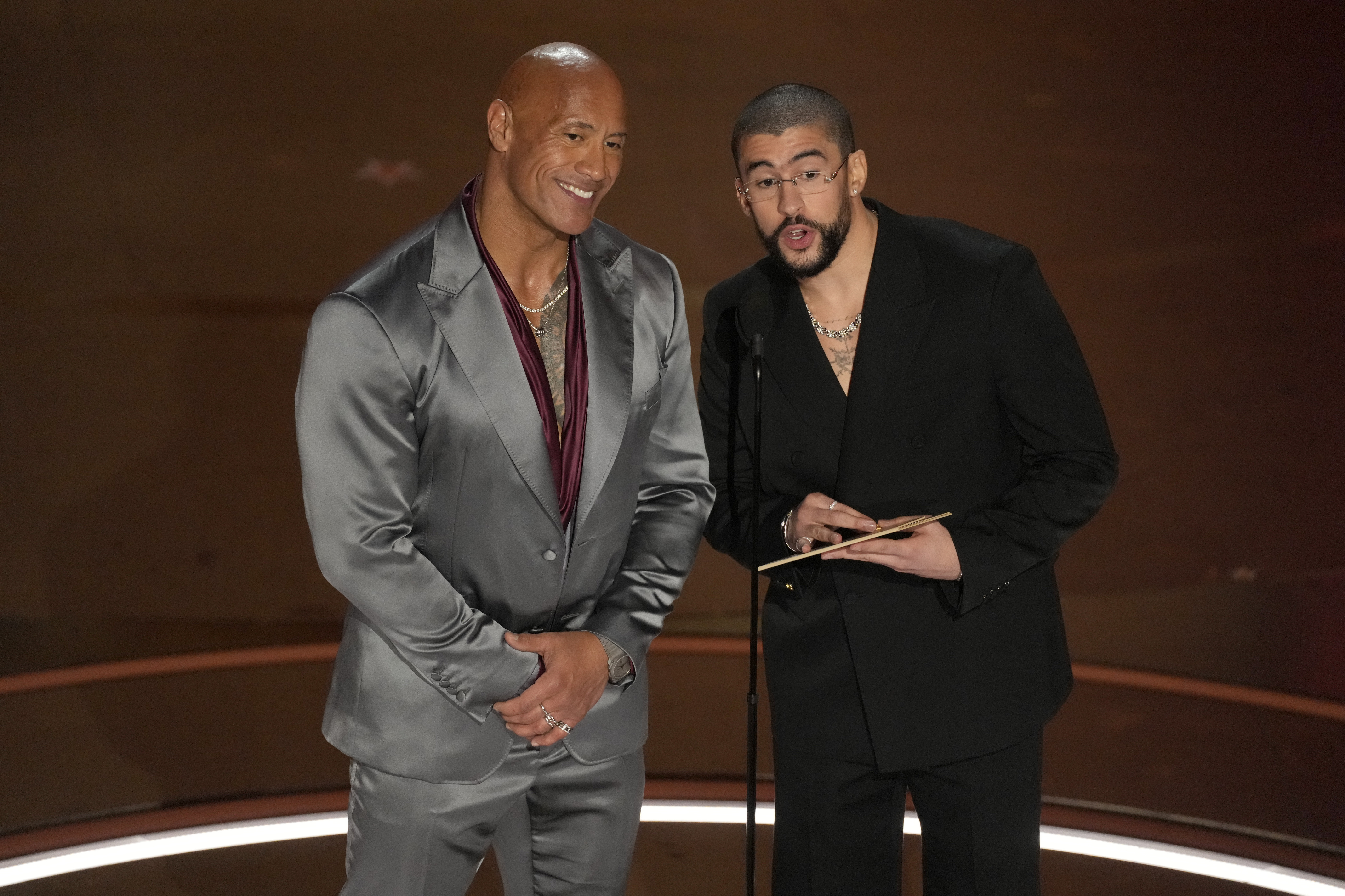 Dwayne Johnson y Bad Bunny entregan el premio al Mejor largometraje internacional durante los Premios Oscar 2024.