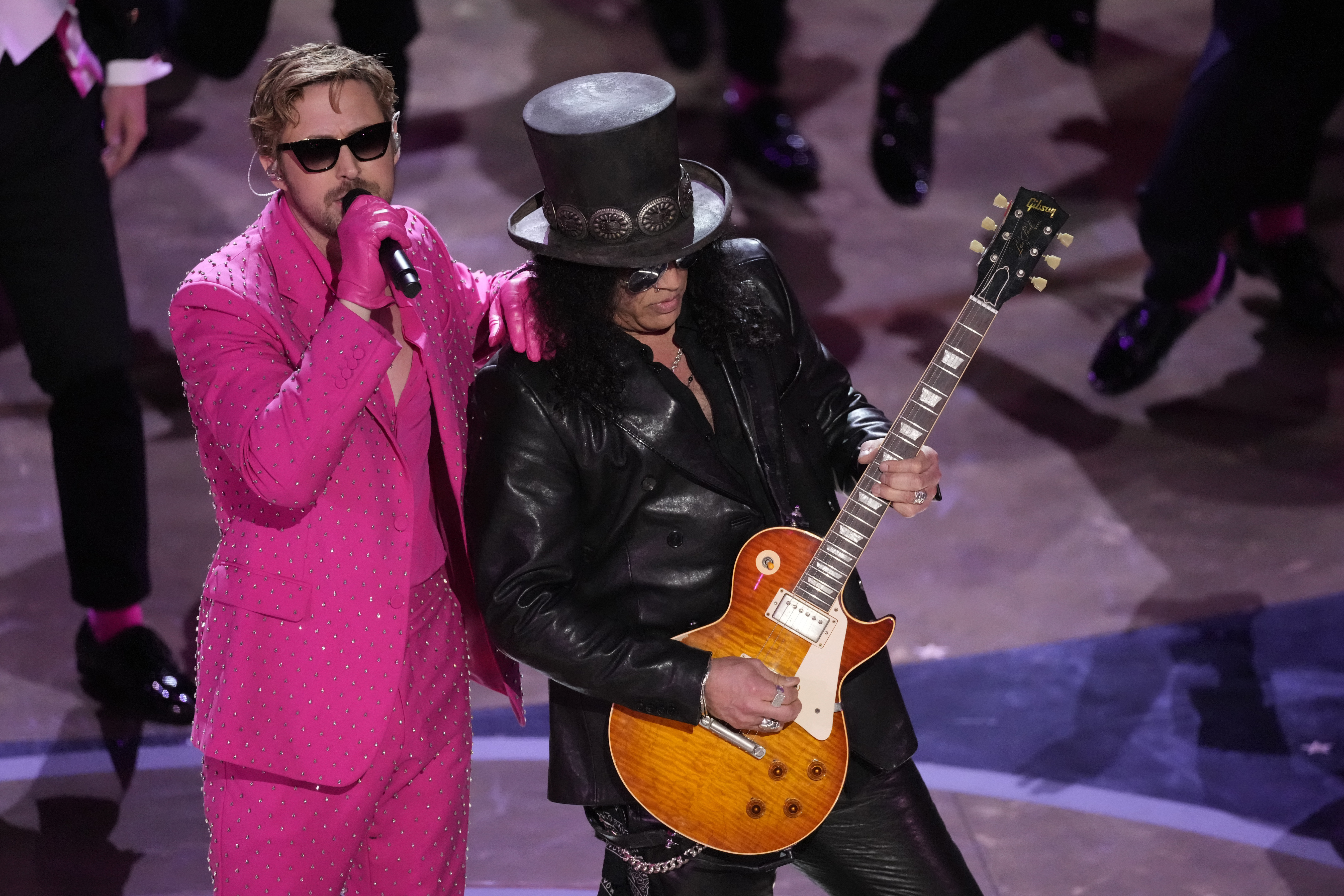 Ryan Gosling interpreta la canción "I'm Just Ken" de la película "Barbie" con Slash, derecha, tocando la guitarra durante los Oscar.