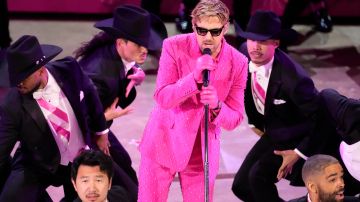 Ryan Gosling se hizo acompañar por decenas de bailarines en escena.