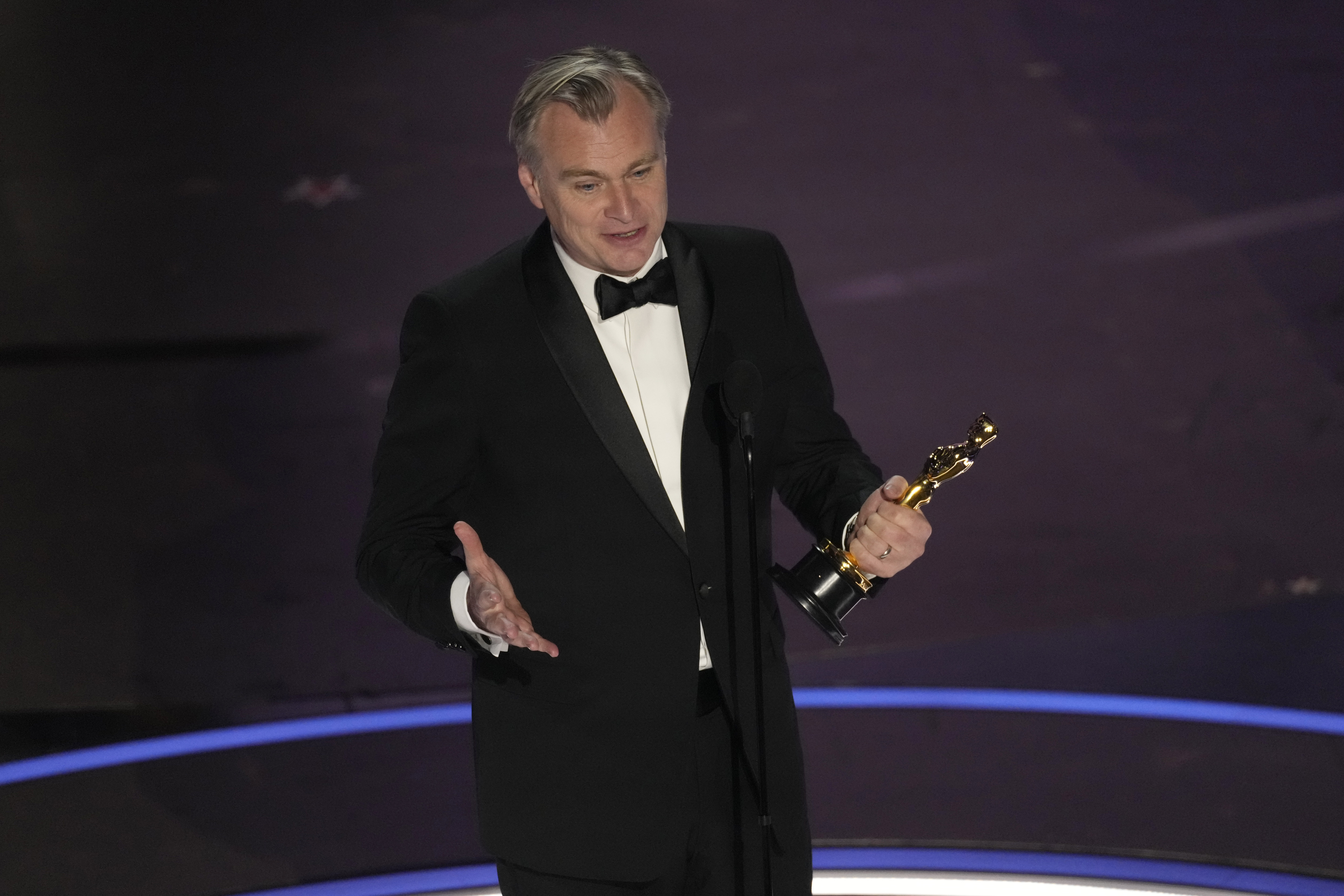 Christopher Nolan acepta el premio al "Mejor director" por "Oppenheimer" durante los Oscar 2024