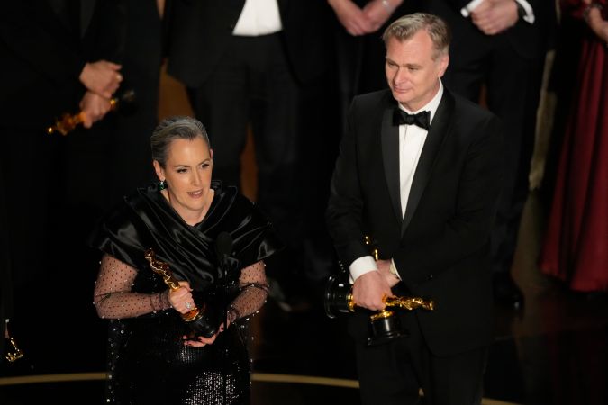 Emma Thomas, izquierda, y Christopher Nolan aceptan el premio a la mejor película por "Oppenheimer" durante los Oscar