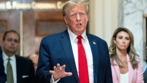 Trump intenta retrasar juicio por "dinero secreto" hasta que la Corte Suprema se pronuncie por la inmunidad presidencial