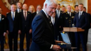 Bill Clinton es condecorado en Praga por sus “méritos en el desarrollo democrático” de Europa Central y del Este