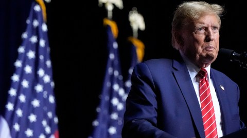 El expresidente Trump enfrenta complicaciones para pagar la multa impuesta por un juez.
