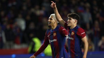 Pau Cubarsí (d) y ronald Araujo (i) festejan un gol del Barcelona en el partido contra el Napoli.
