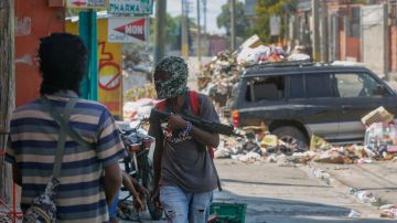 Miembros armados de pandillas hacen guardia en el barrio Delmas 6 de Puerto Príncipe, Haití, el 11 de marzo de 2024.